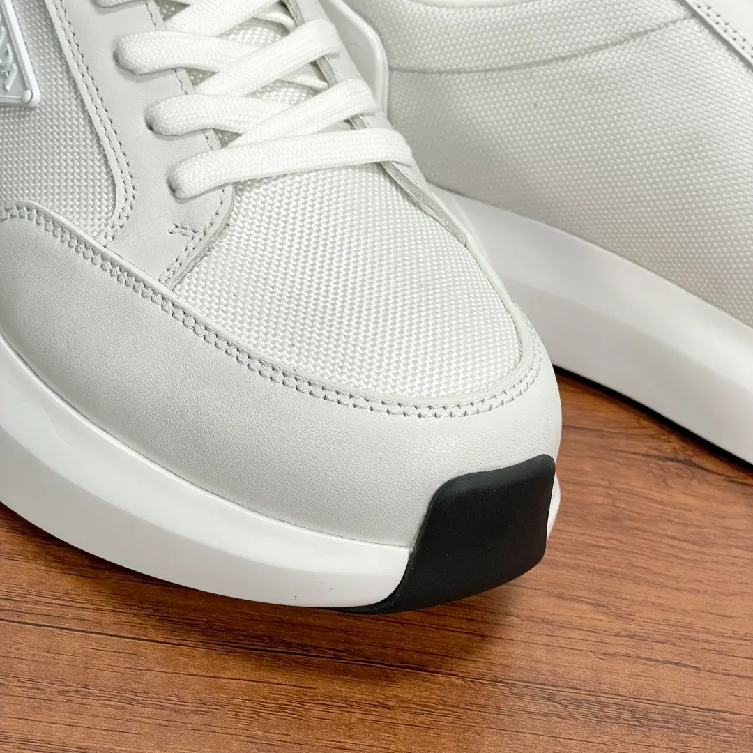 💰720 Code: YS003342 Prada/Prada men's new mesh stitching sneakers. This sneaker presents a modern version, reinterpreting the brand's archive style with clean lines and smooth details. The shoes are made of calf leather and technical fabric, with a triangular metal logo on the outside, bright TPU decoration on the heel, and a longer and padded inner heel design for a more comfortable fit. The tongue is decorated with a silk-screen logo, and is paired with a hollow rubber sole on the heel. The full cowhide lining comes standard with logo cowhide foot pads, making the upper foot taller, more comfortable, and versatile! Comes with full original packaging! Code number: 39-40-41-42-43-44 Standard leather shoe size (45 can be customized and returns are not supported) Item number: 2EE918 mesh white